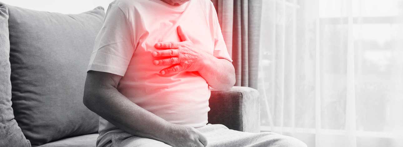 Homem com a mão no peito, sinalizando um infarto