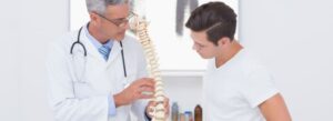 Médico explicando sobre a coluna ao paciente
