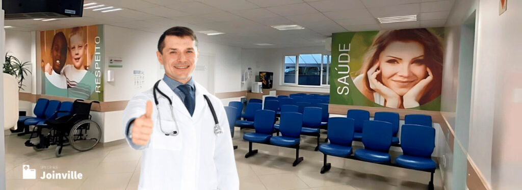 Clínica Check-Up em Joinville com médico fazendo sinal positivo