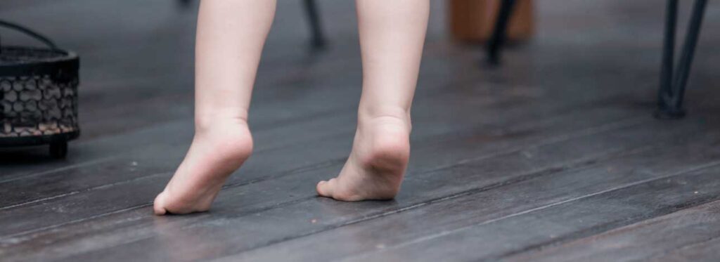 spx-clinica-spx-imagem-andar-na-ponta-dos-pes-esta-relacionado-ao-autismo