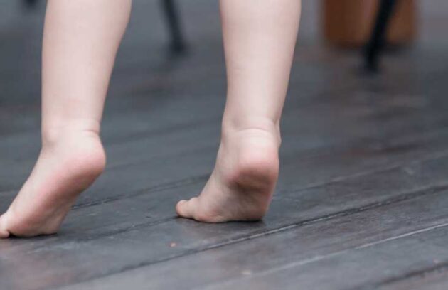 spx-clinica-spx-imagem-andar-na-ponta-dos-pes-esta-relacionado-ao-autismo