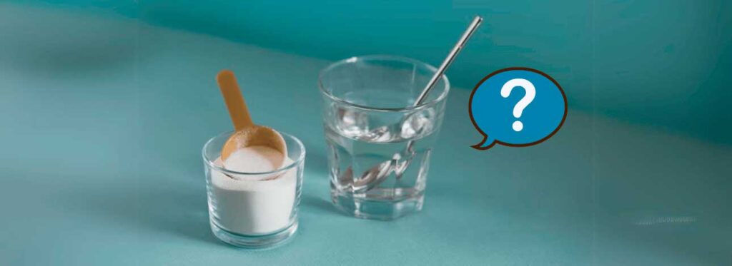 Copo com água ao lado de outro copo com bicarbonato de sódio