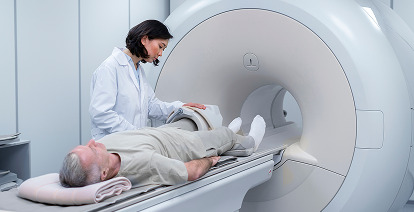 médica ajudando paciente em máquina de ressonancia magnética