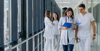 médicos terceirizados conversando em um corredor de hospital