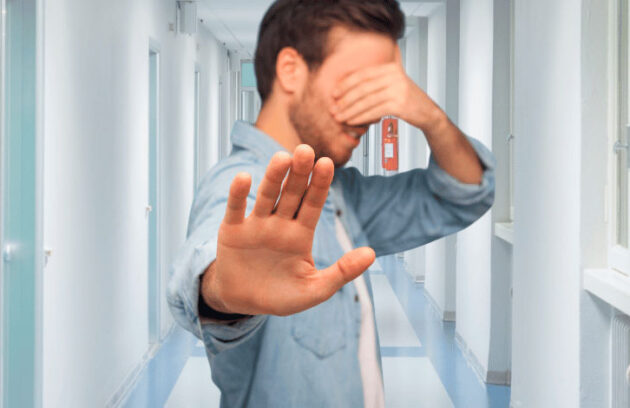 Homem com a mão no rosto fazendo sinal com a mão, representando a negação de consulta médica