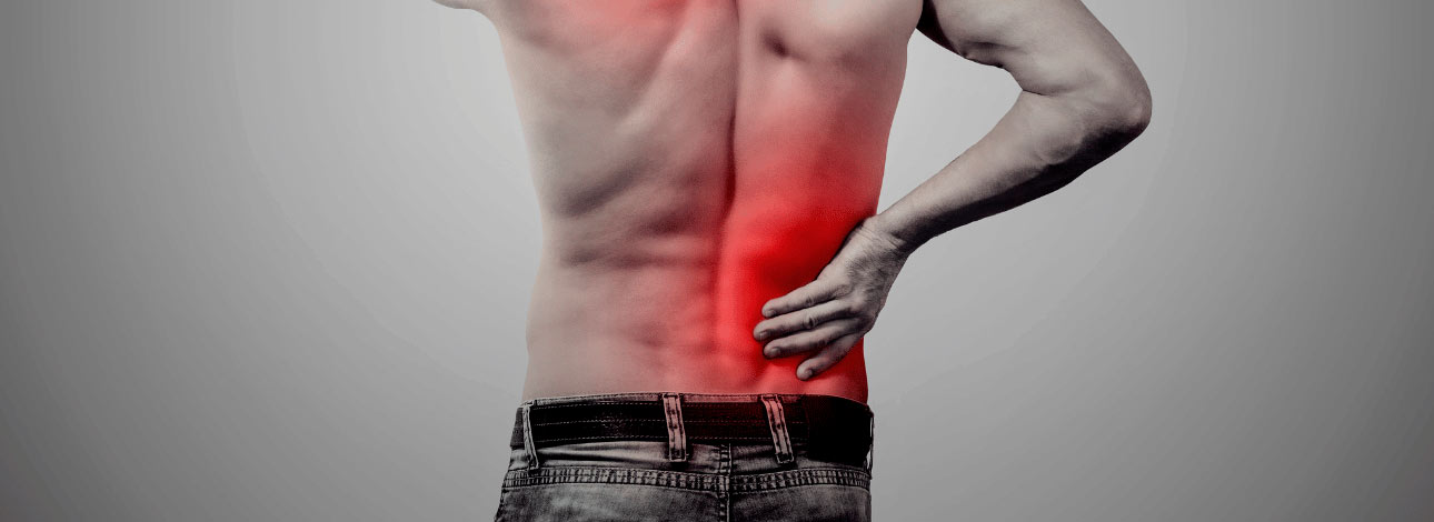 Homem segurando suas costas devido a caso de fibromialgia