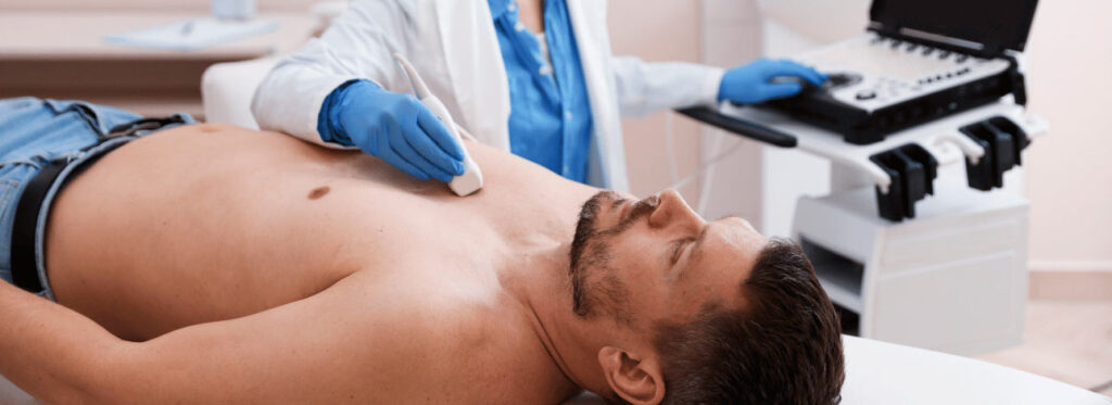 Homem deitado realizando exame de ultrassom