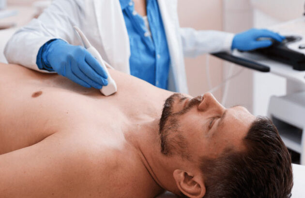 Homem deitado realizando exame de ultrassom