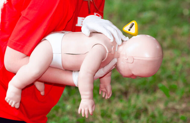 Imagem representativa referente às novas técnicas para desengasgo em bebês, crianças e adultos