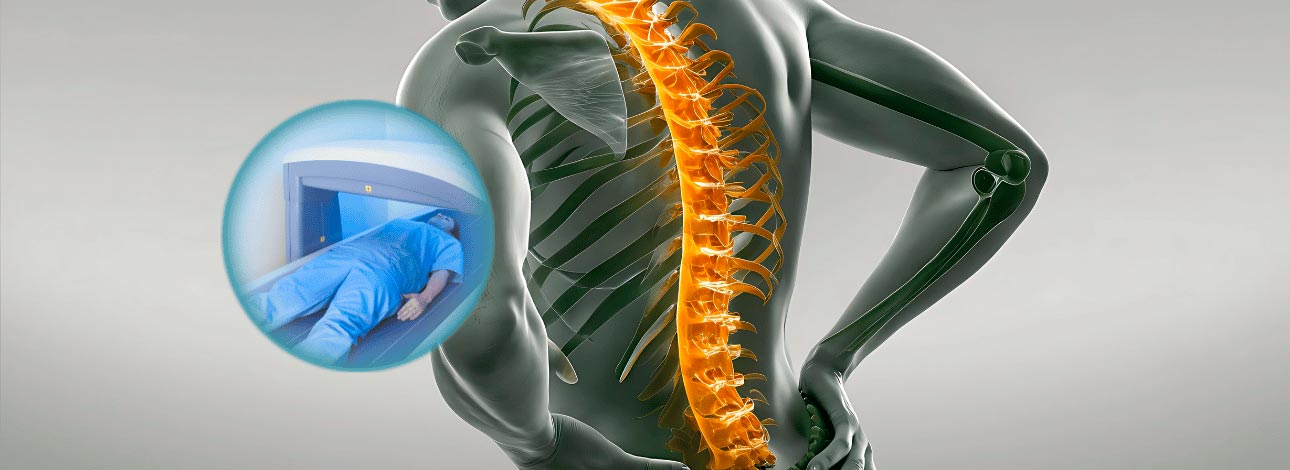 Imagem 3D de uma pessoa com as mãos na lombar, com ênfase no exame de densitometria óssea