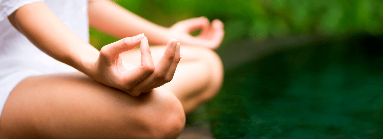 Mão de uma pessoa praticando a meditação