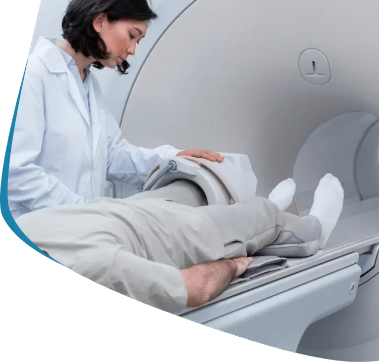 médica com paciente em máquina de ressonância magnética