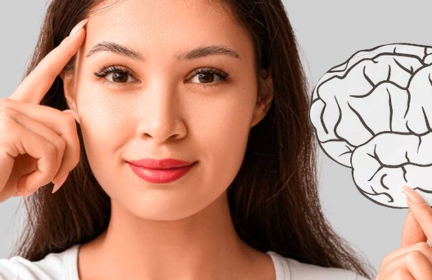 Mulher com o dedo na cabeça segurando um cérebro