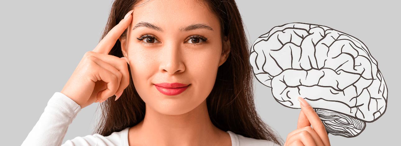 Mulher com o dedo na cabeça segurando um cérebro