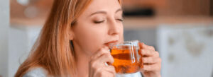 Mulher bebendo chá para se acalmar