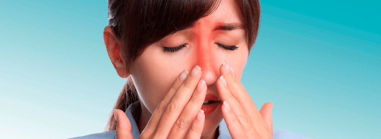 Mulher com as mãos no nariz com problemas respiratórios