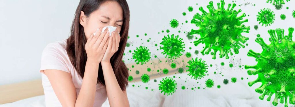 Mulher espirrando com a mão na boca, representando a Influenza