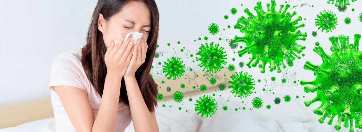 Mulher espirrando com a mão na boca, representando a Influenza