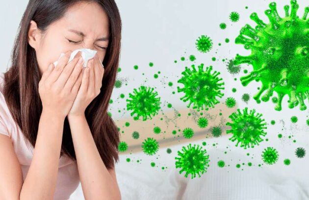 Mulher espirrando com a mão na boca, representando a Influenza