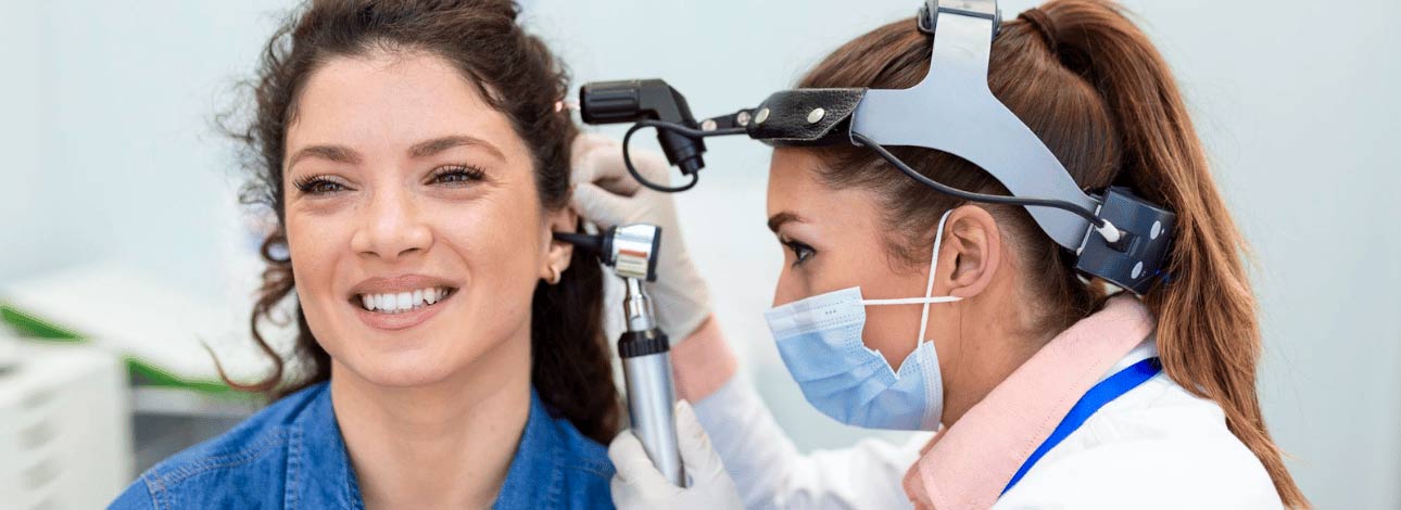 Paciente mulher realizando exame de audiometria