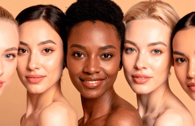 Como ter uma pele mais jovem: mulheres de várias raças olhando