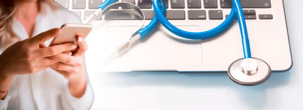 Fundo com estetoscópio e mulher mexendo no celular