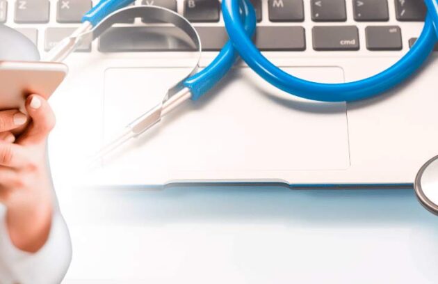 Fundo com estetoscópio e mulher mexendo no celular