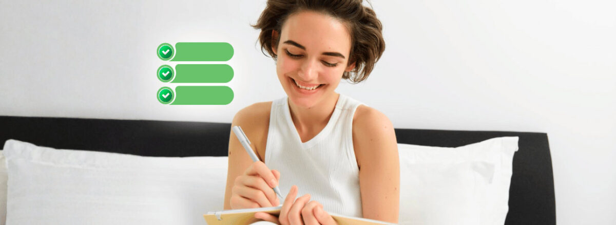 Mulher fazendo anotações no caderno