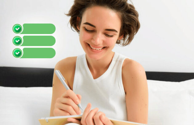 Mulher fazendo anotações no caderno