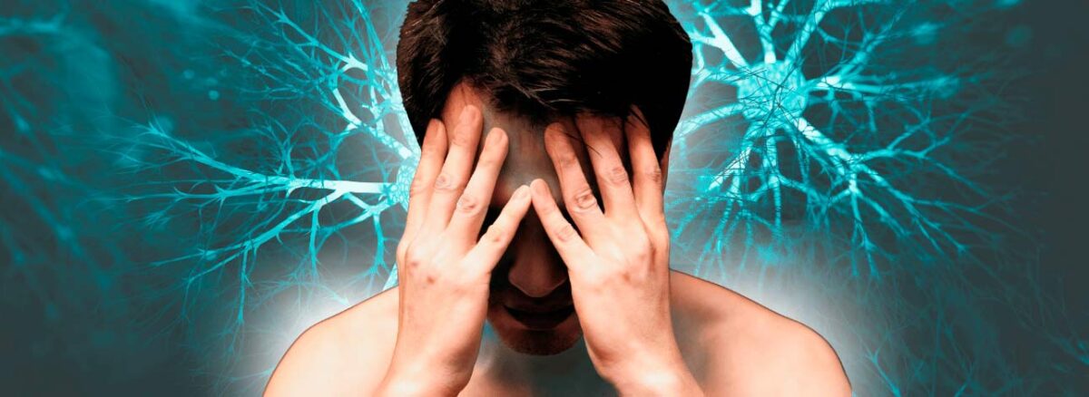 Homem com as mãos na cabeça sofrendo de depressão