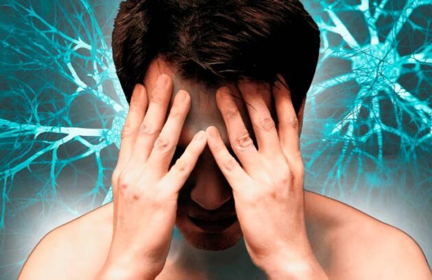 Homem com as mãos na cabeça sofrendo de depressão