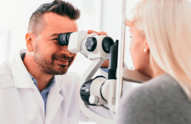 Médico realizando exame oftalmológico em paciente