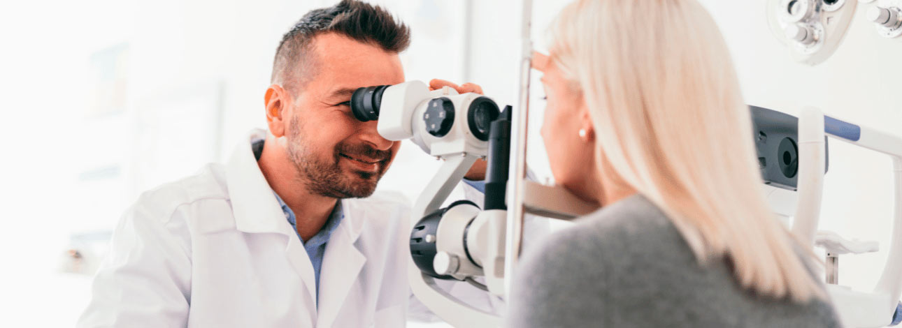 Médico realizando exame oftalmológico em paciente