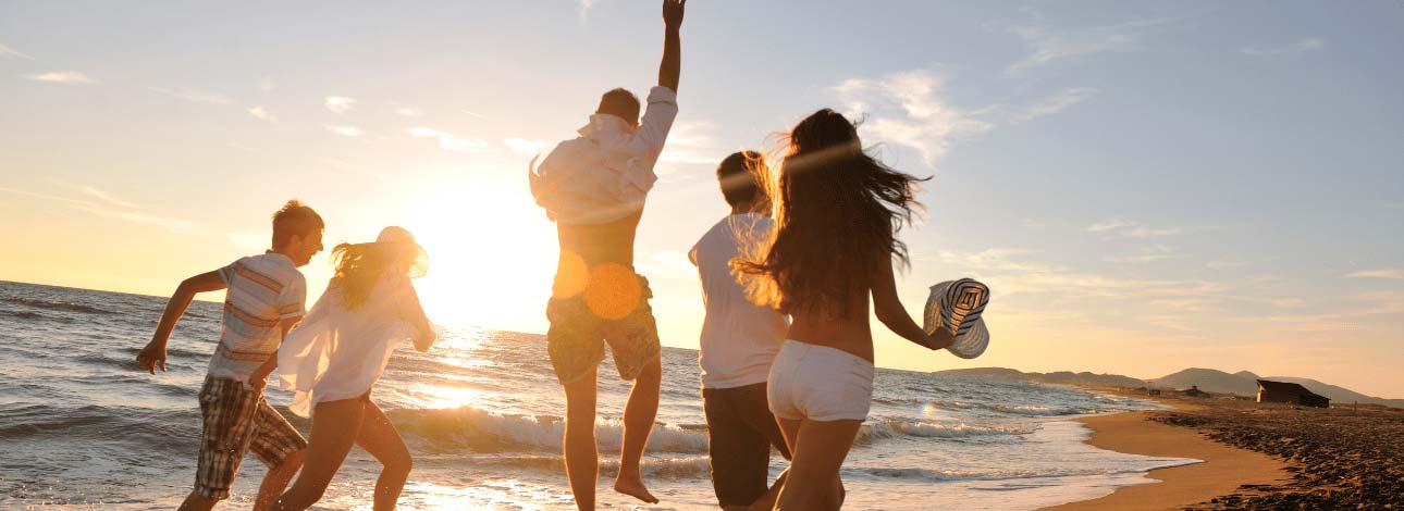 pessoas felizes na praia