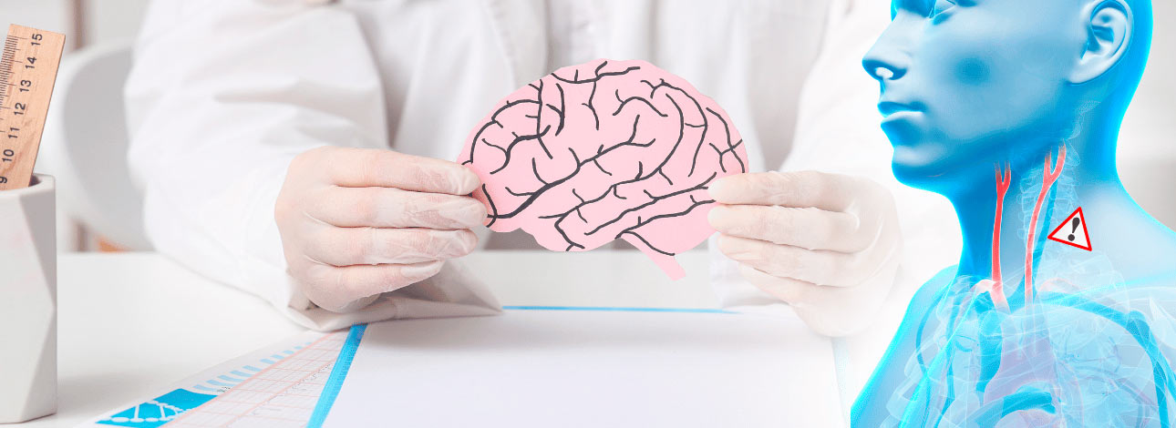 Mãos de um médico segurando um cérebro