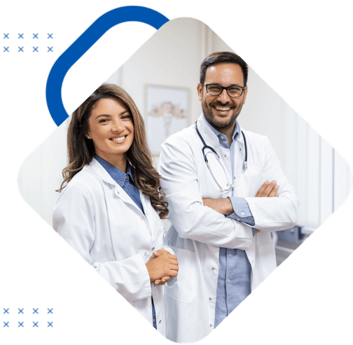 Médicos juntos sorrindo e apresentando receptividade