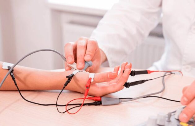 Paciente realizando o exame de eletroneuromiografia