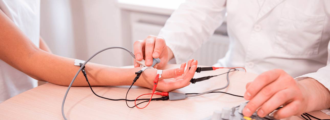 Paciente realizando o exame de eletroneuromiografia