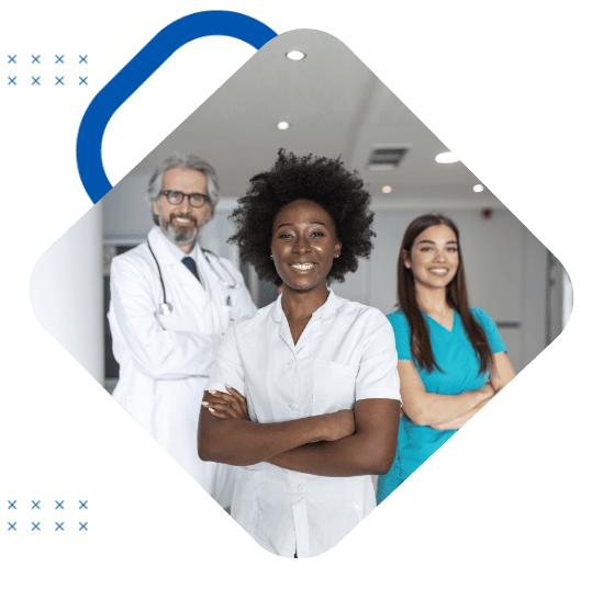 Médicos juntos sorrindo com os braços cruzados