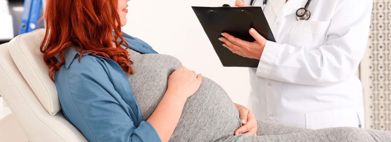 Gestante acompanhada de um médico