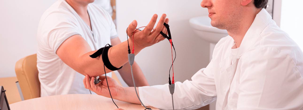 Médico e paciente realizando eletroneuromiografia
