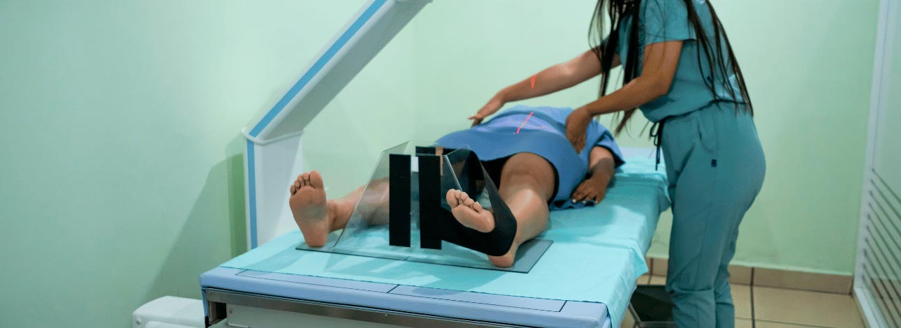 Paciente realizando o exame de densitometria óssea