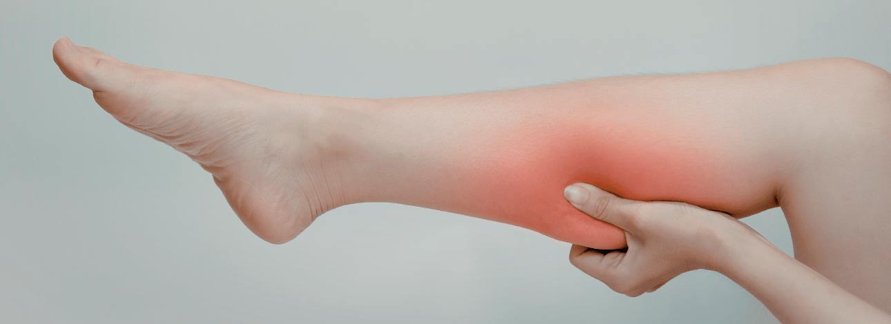 Pessoa com a mão nas pernas