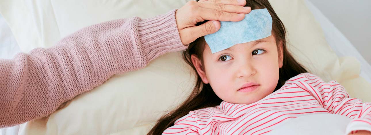 Criança em estado febril acamada