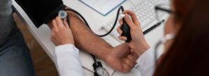 Médico aferindo a pressão arterial de um paciente