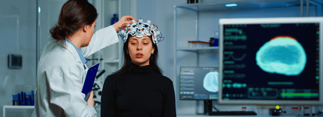 Médica realizando exame de eletroencefalograma em uma paciente