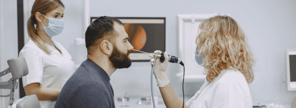 Paciente realizando o exame de Nasofibrolaringoscopia