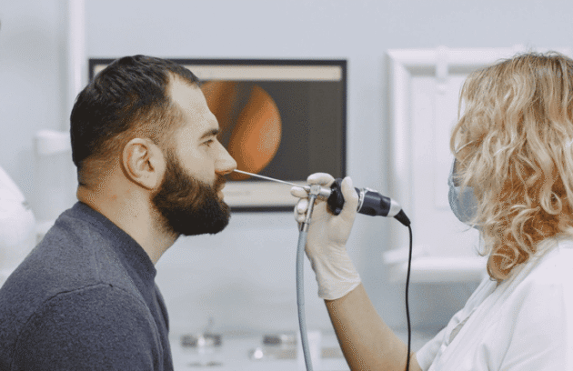 Paciente realizando o exame de Nasofibrolaringoscopia