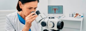 Médica observando o aparelho do exame de colposcopia