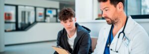 Adolescente em consulta com médico neuropediatra